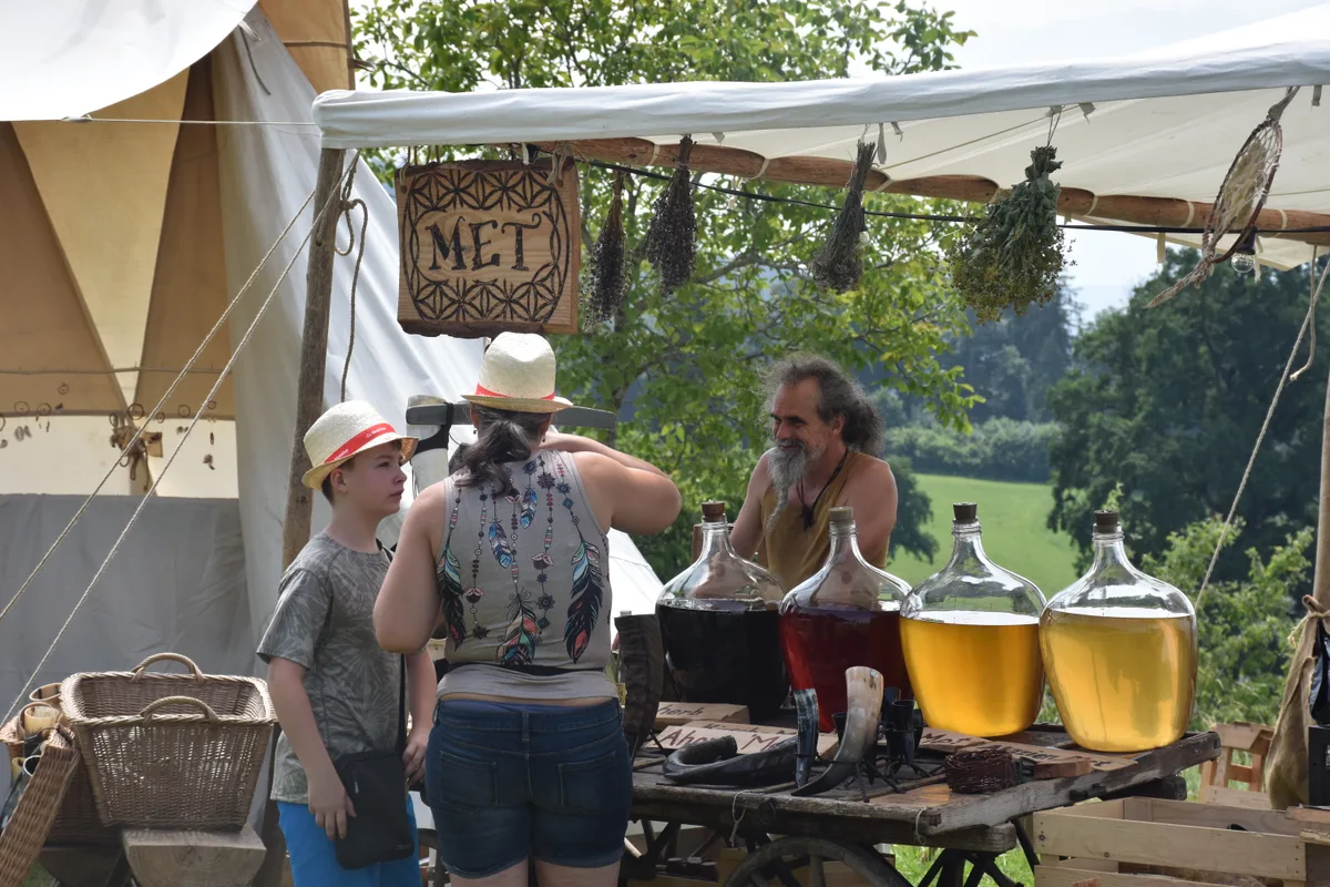 Ein Mann verkauft Met.